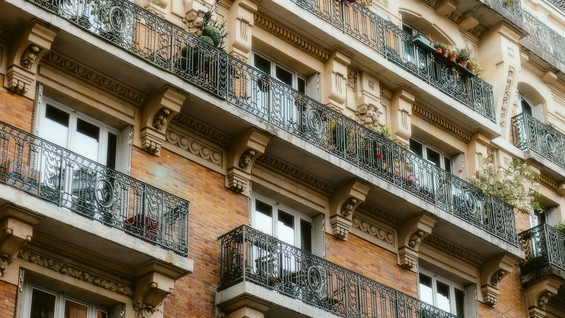 Fassade mit übereinanderliegenden Balkonreihen