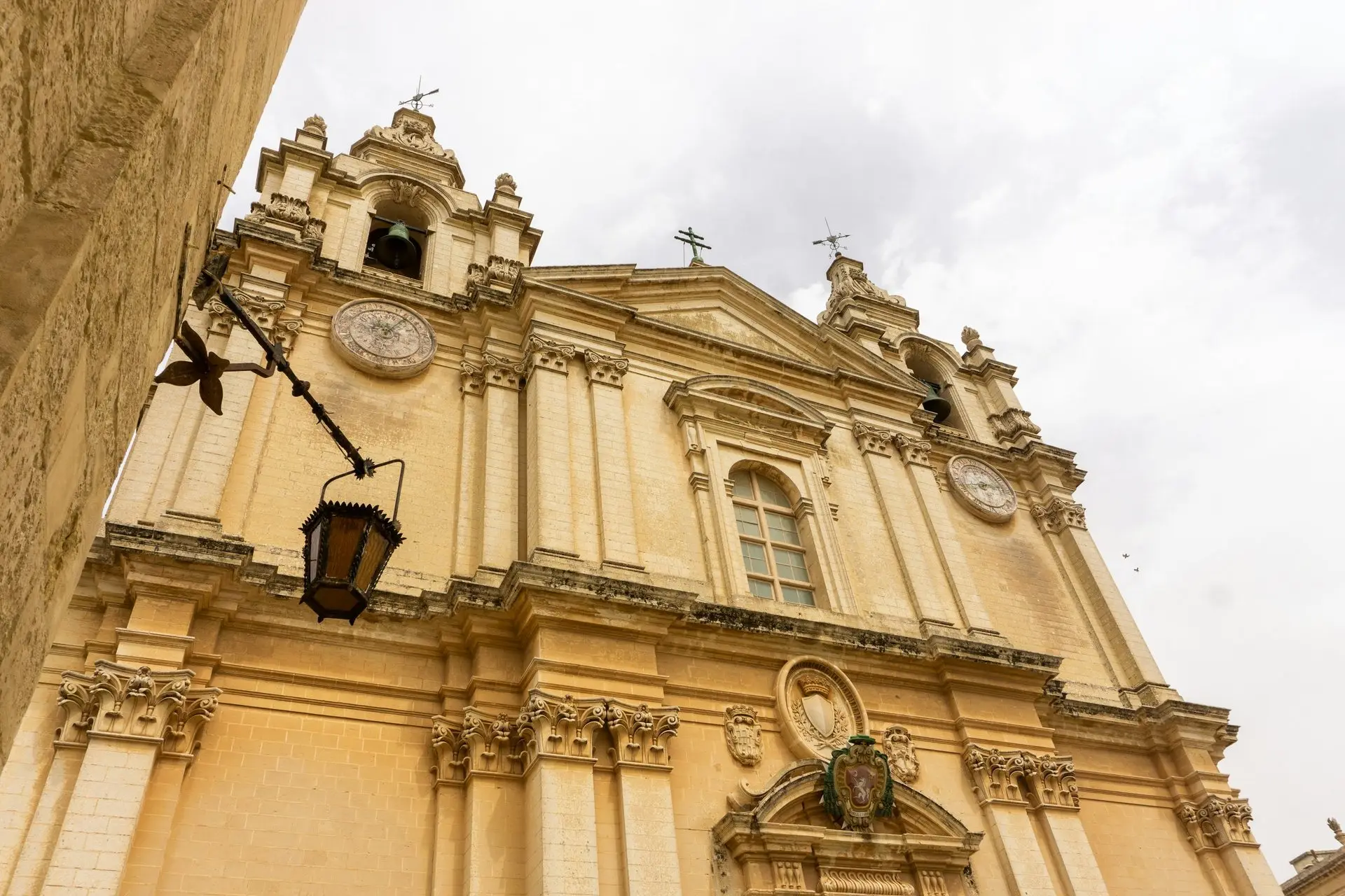 Barocke Kirchenfassade aus hellem Kalkstein