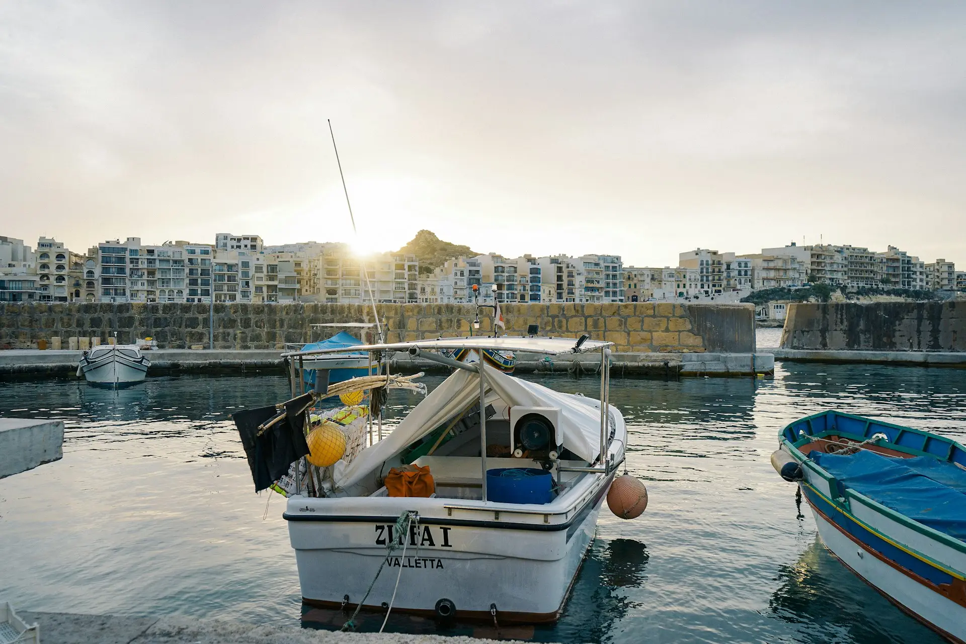 Fischerboot im Hafen vor der aufgehenden Sonne