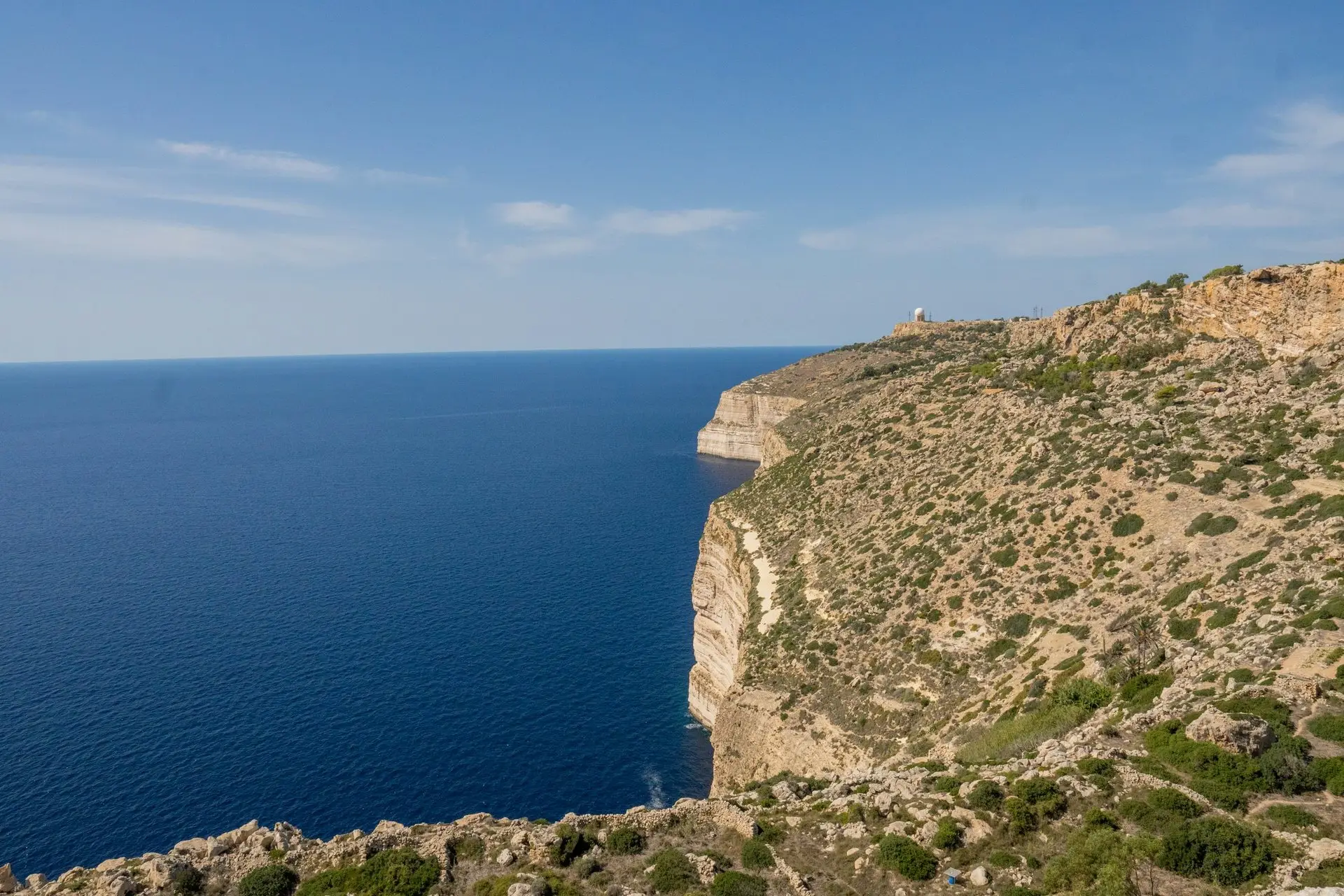 Steile Kalksteinklippen an der Südwestküste