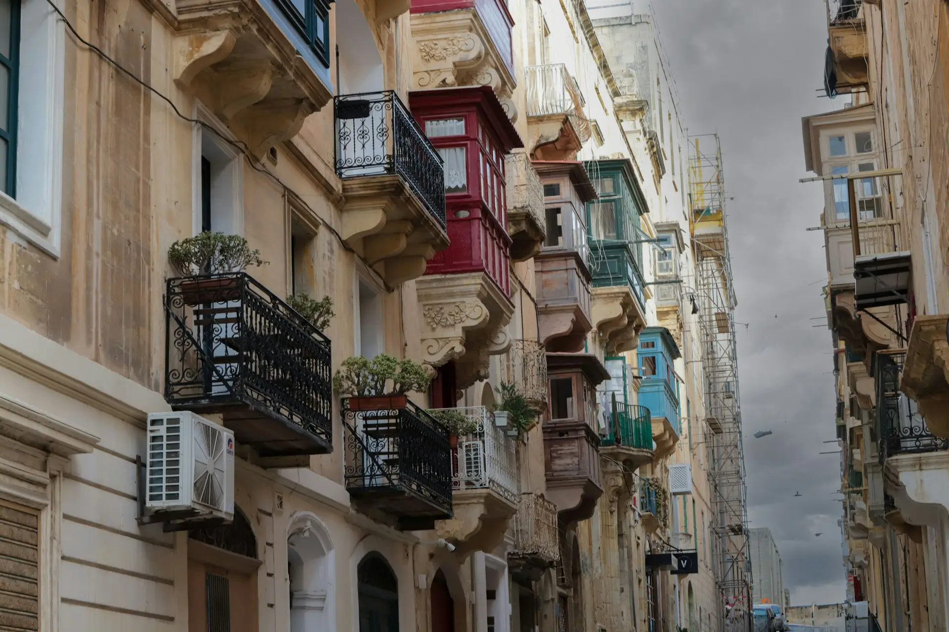 Enge Gasse mit Reihen geschlossener Holzbalkone