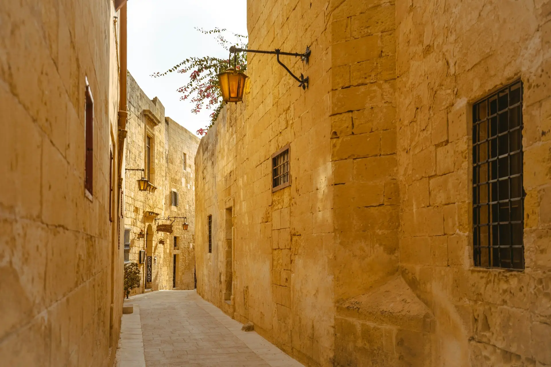 Steinerne Gasse in Mdina mit schmiedeeiserner Laterne