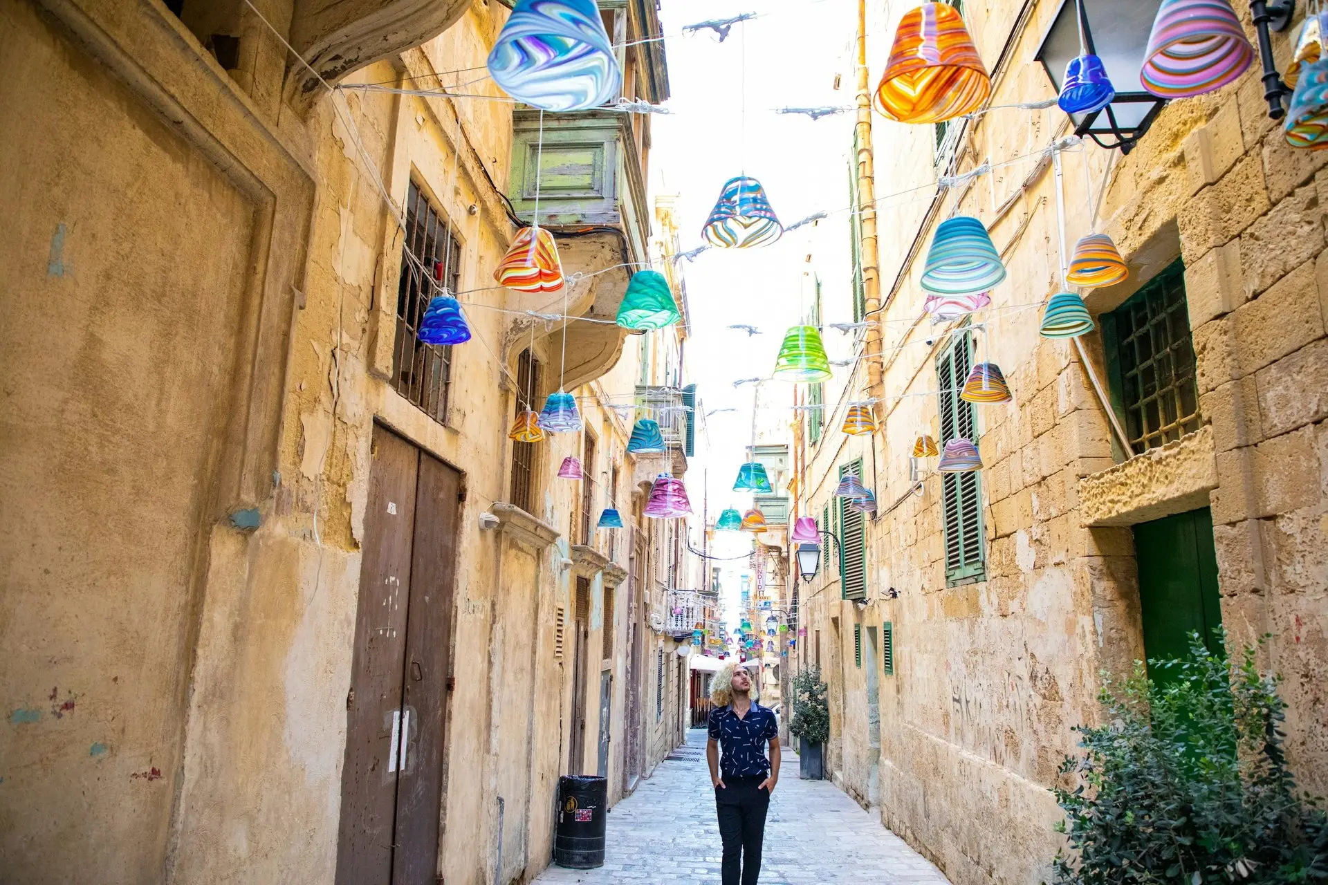 Schmale Gasse mit Schmuck und Wimpeln über den Köpfen