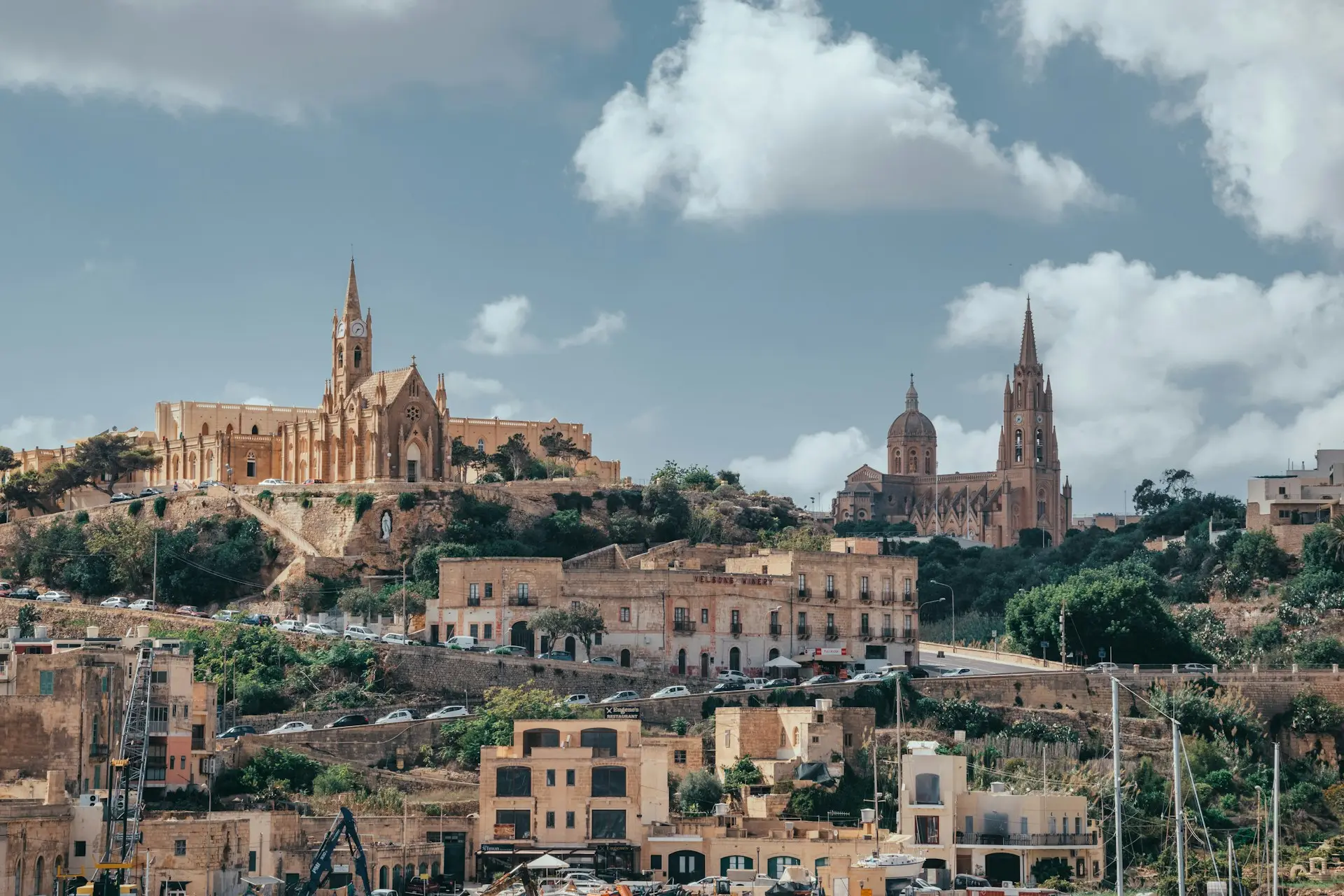 Hügelstadt auf Gozo mit zwei Kirchen über Kalksteinhäusern