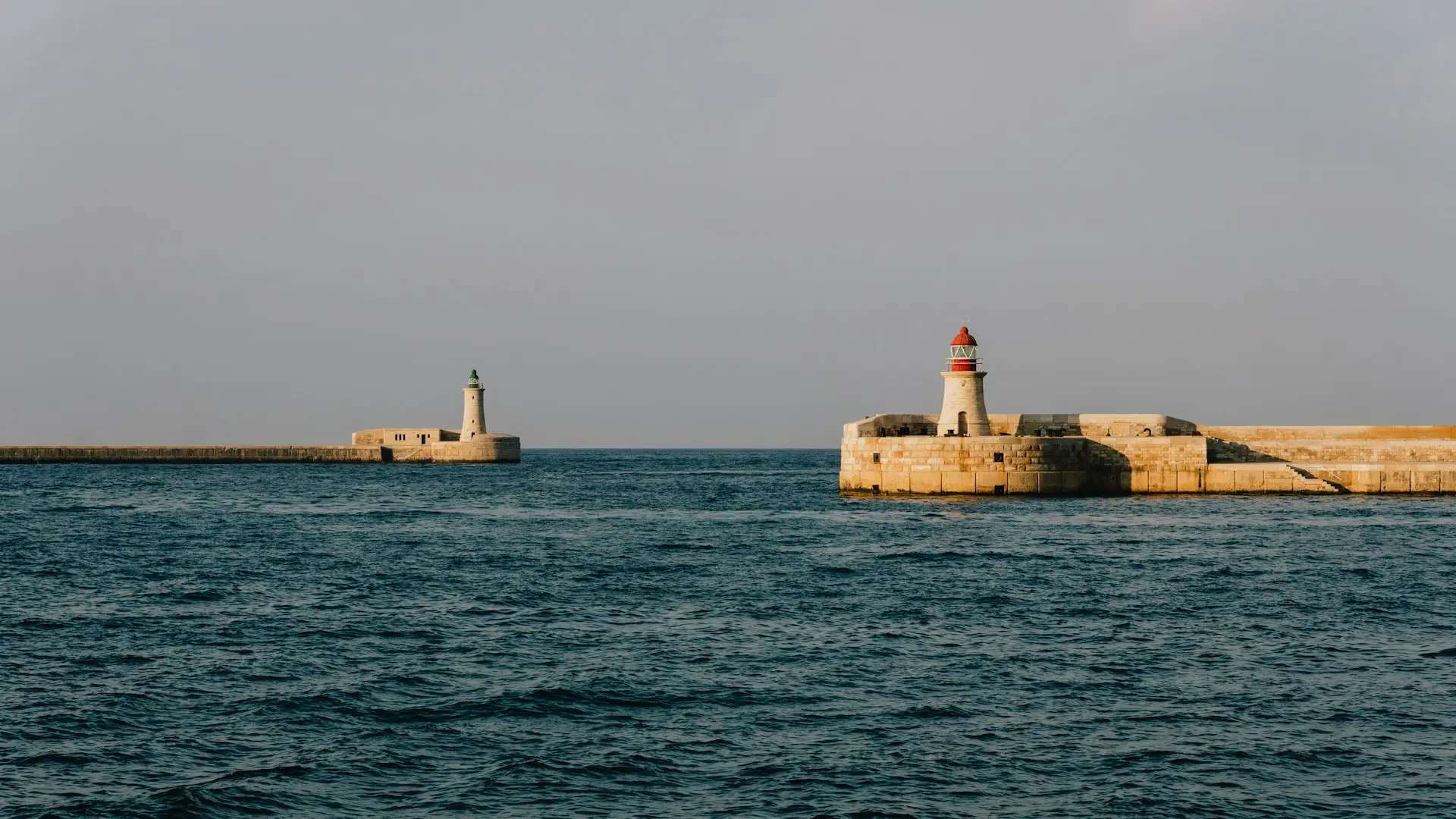Zwei Leuchttürme an der Einfahrt zum Grand Harbour