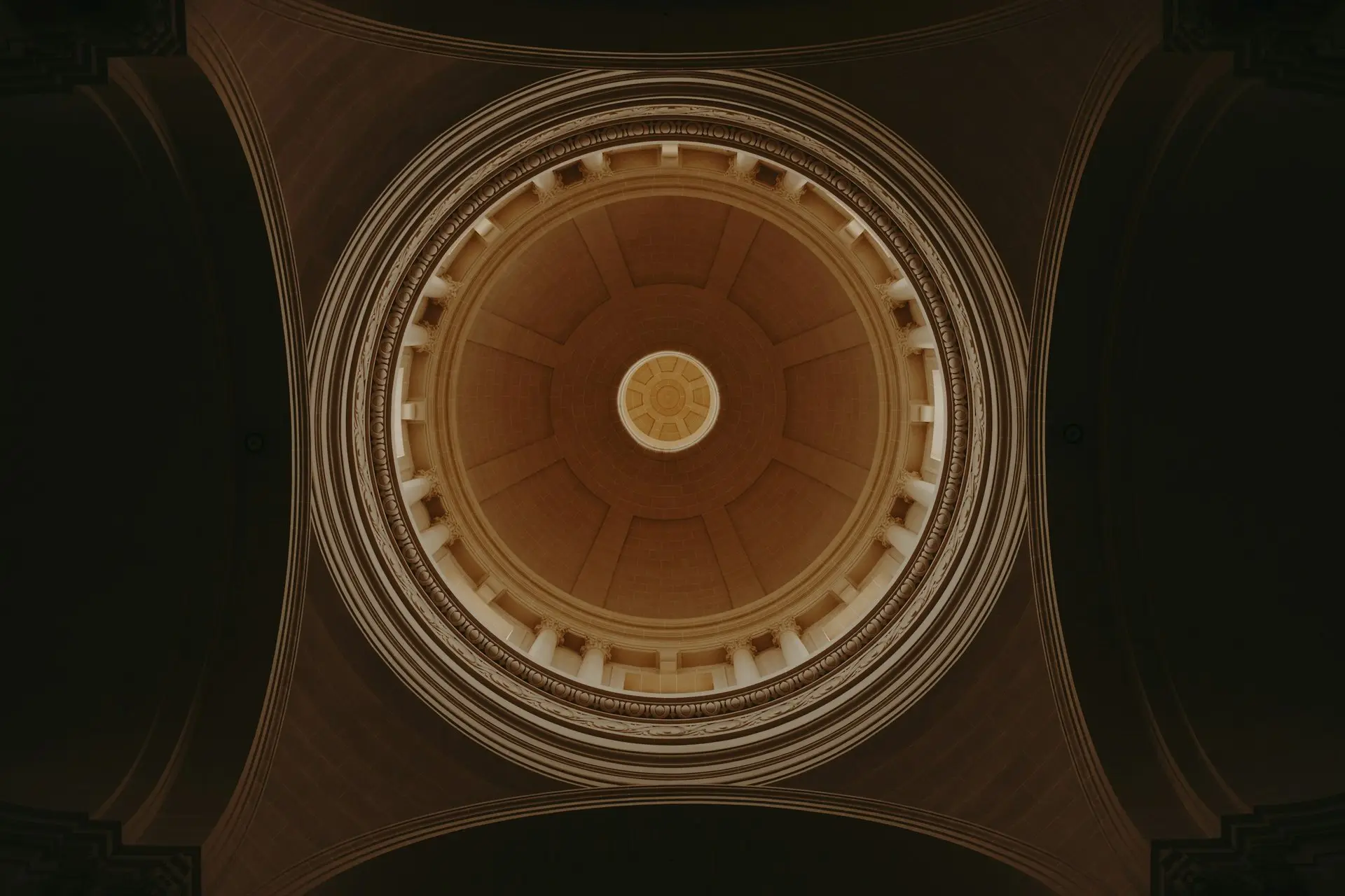 Blick von unten in eine Kirchenkuppel