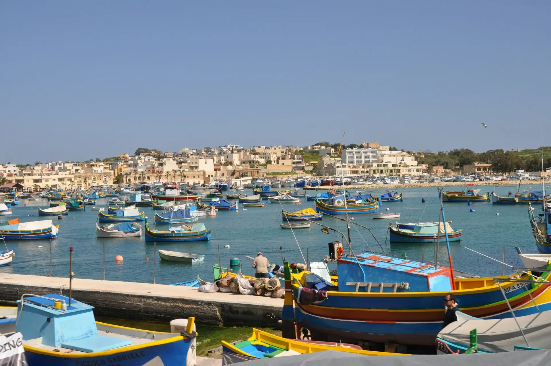 Der Hafen von Marsaxlokk mit vielen Luzzu-Booten