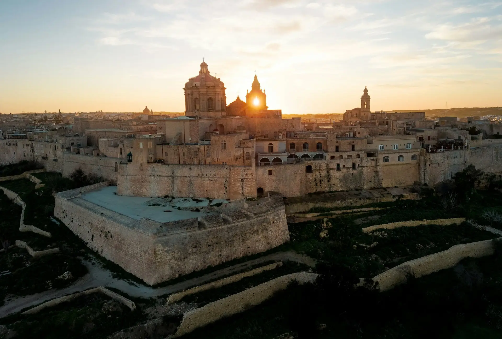Die Bastionen von Mdina im letzten Abendlicht