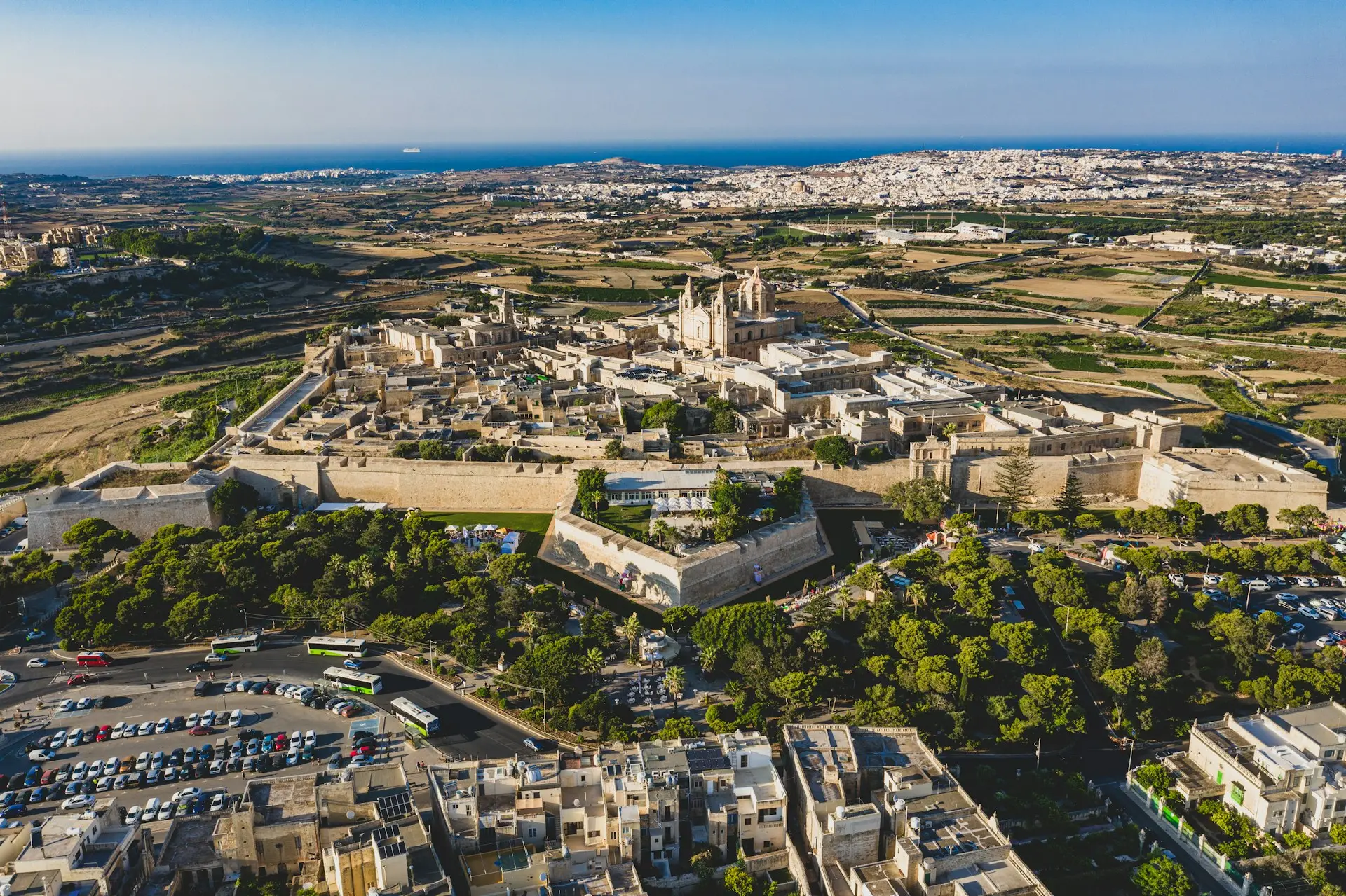 Mdina aus der Luft, die ummauerte Altstadt inmitten grüner Felder