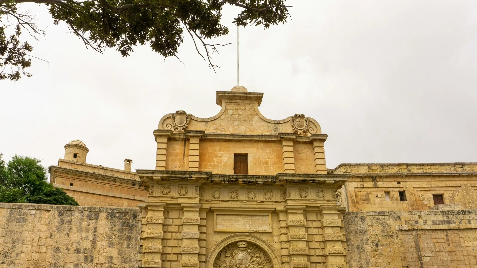 Das Stadttor von Mdina mit Wappen über dem Bogen