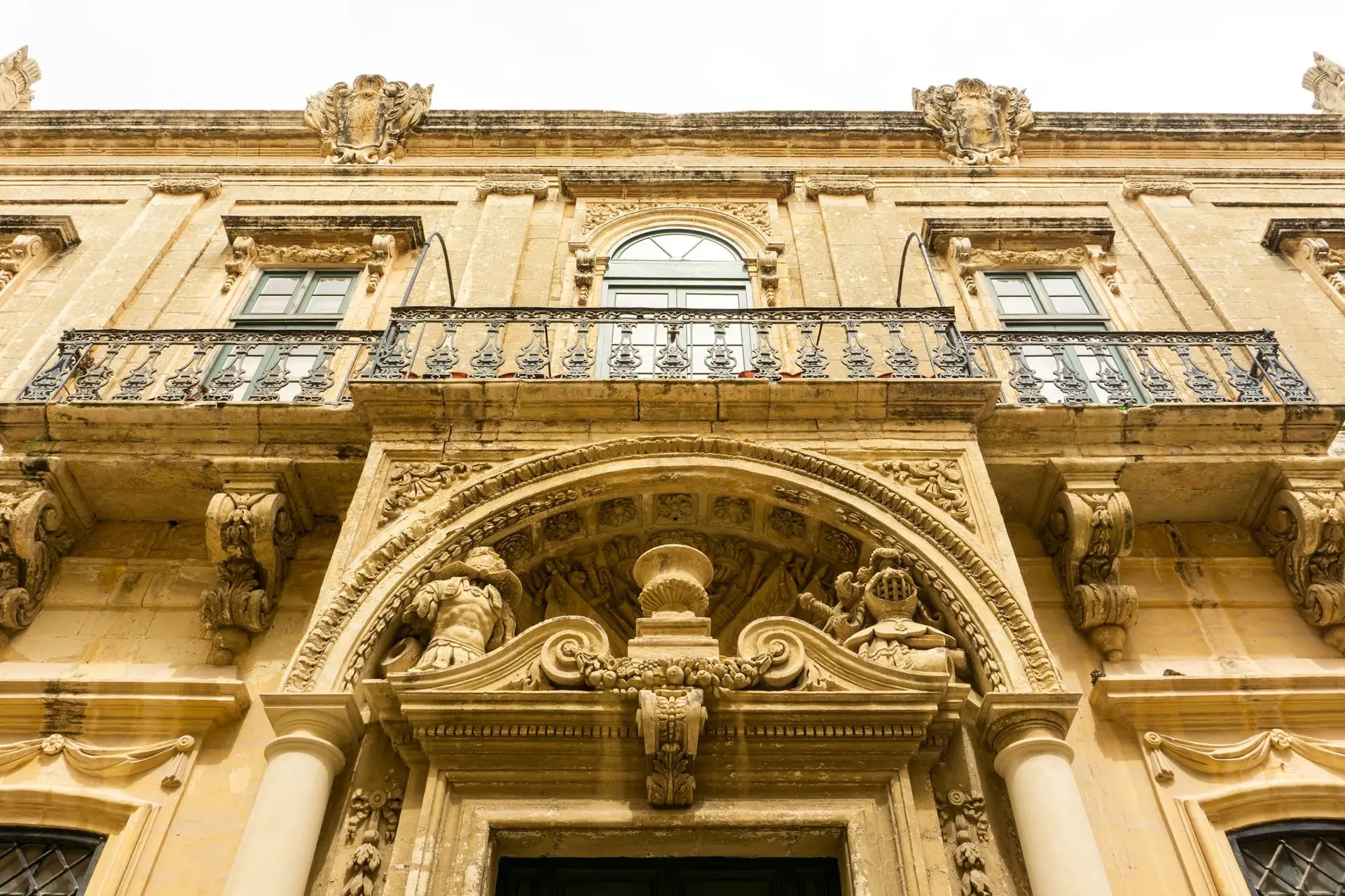 Reich verzierte Palastfassade mit steinernem Balkon