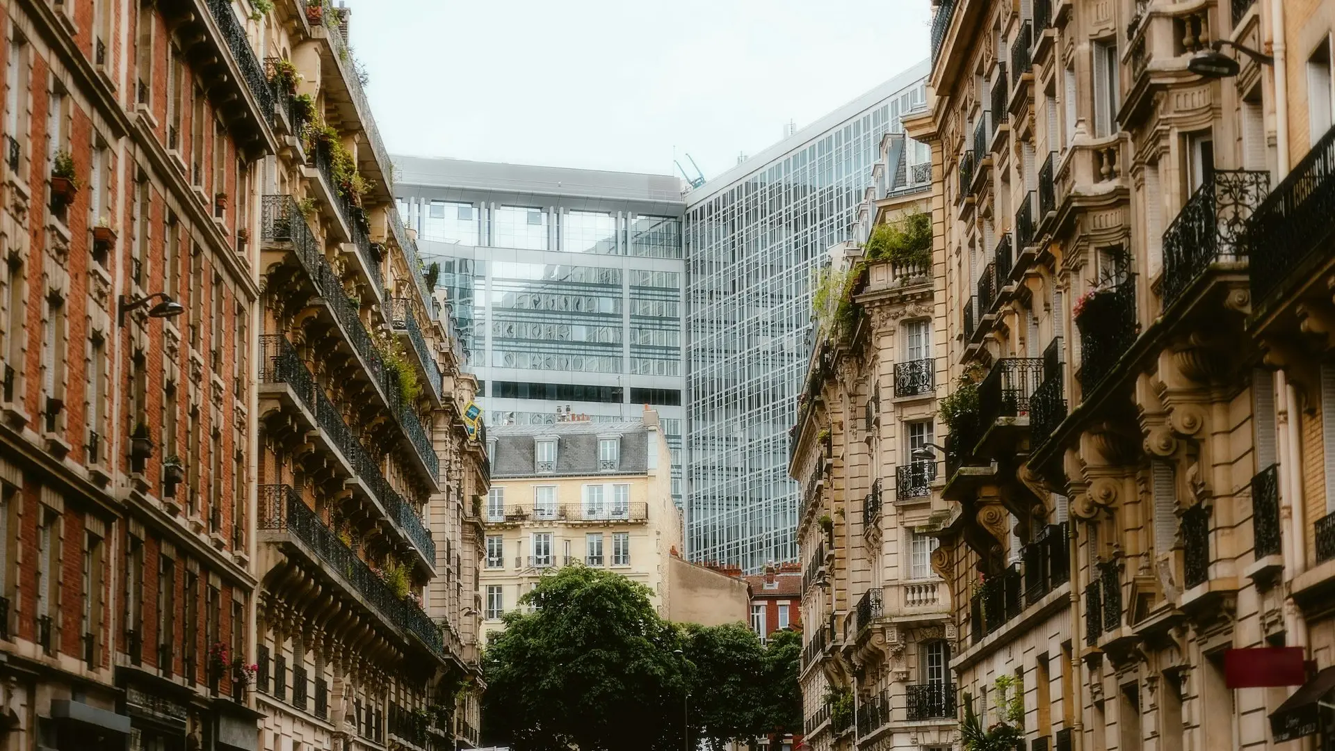 Stadtstraße, in der alte und neue Bauten aneinanderstoßen