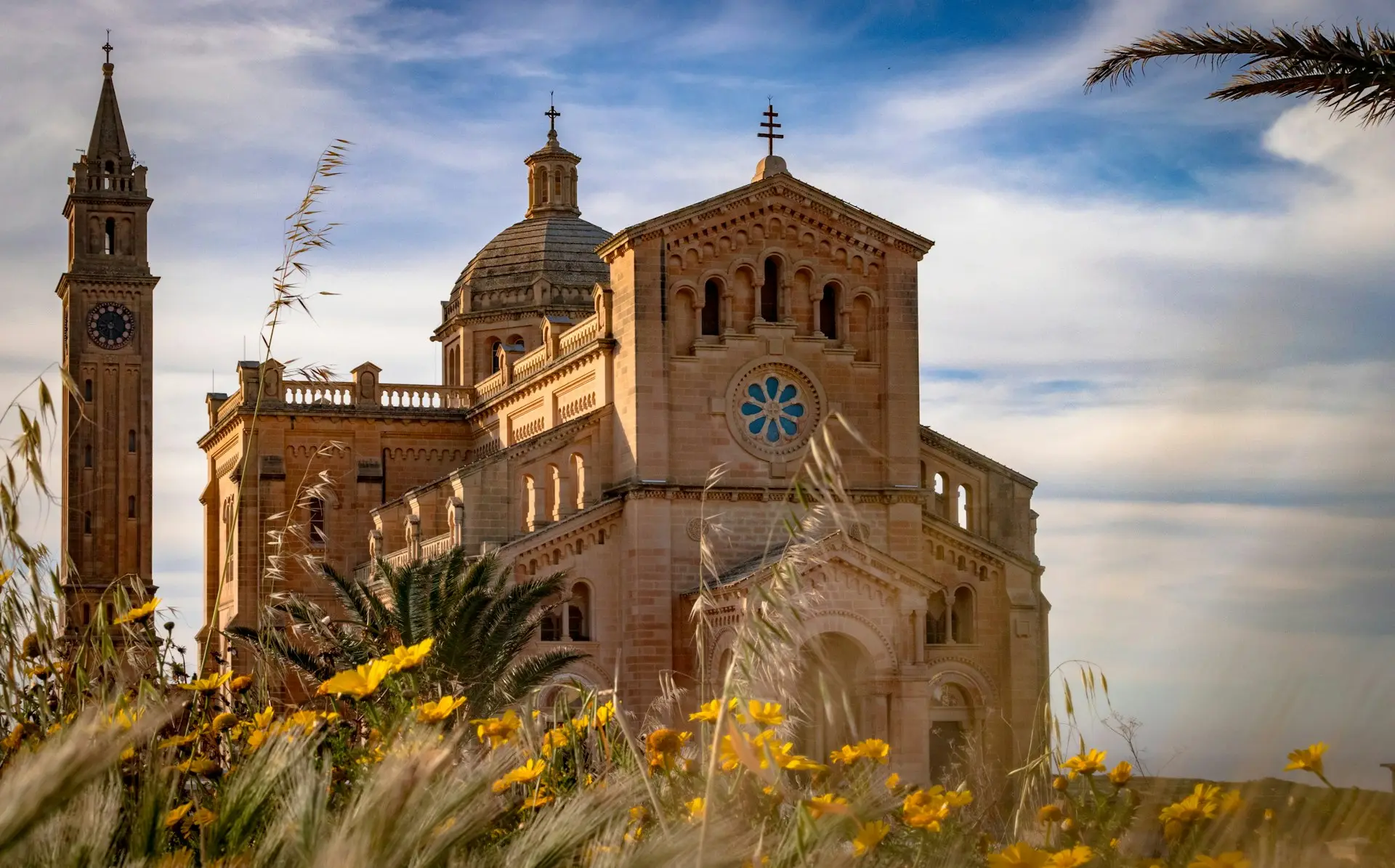 Die Basilika Ta' Pinu auf Gozo hinter blühenden Wildblumen