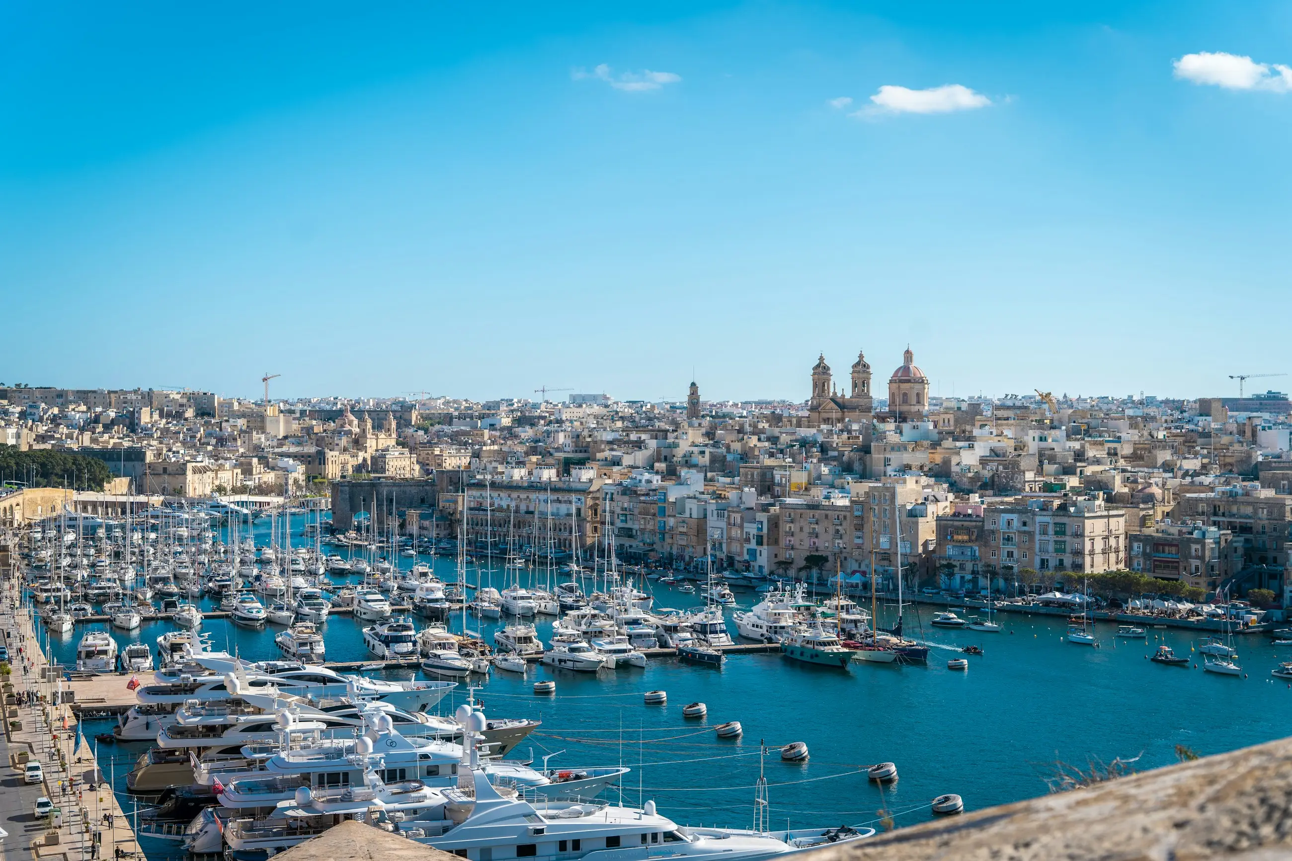 Die Three Cities gegenüber von Valletta, Bootsstege und Häuserfronten am Wasser