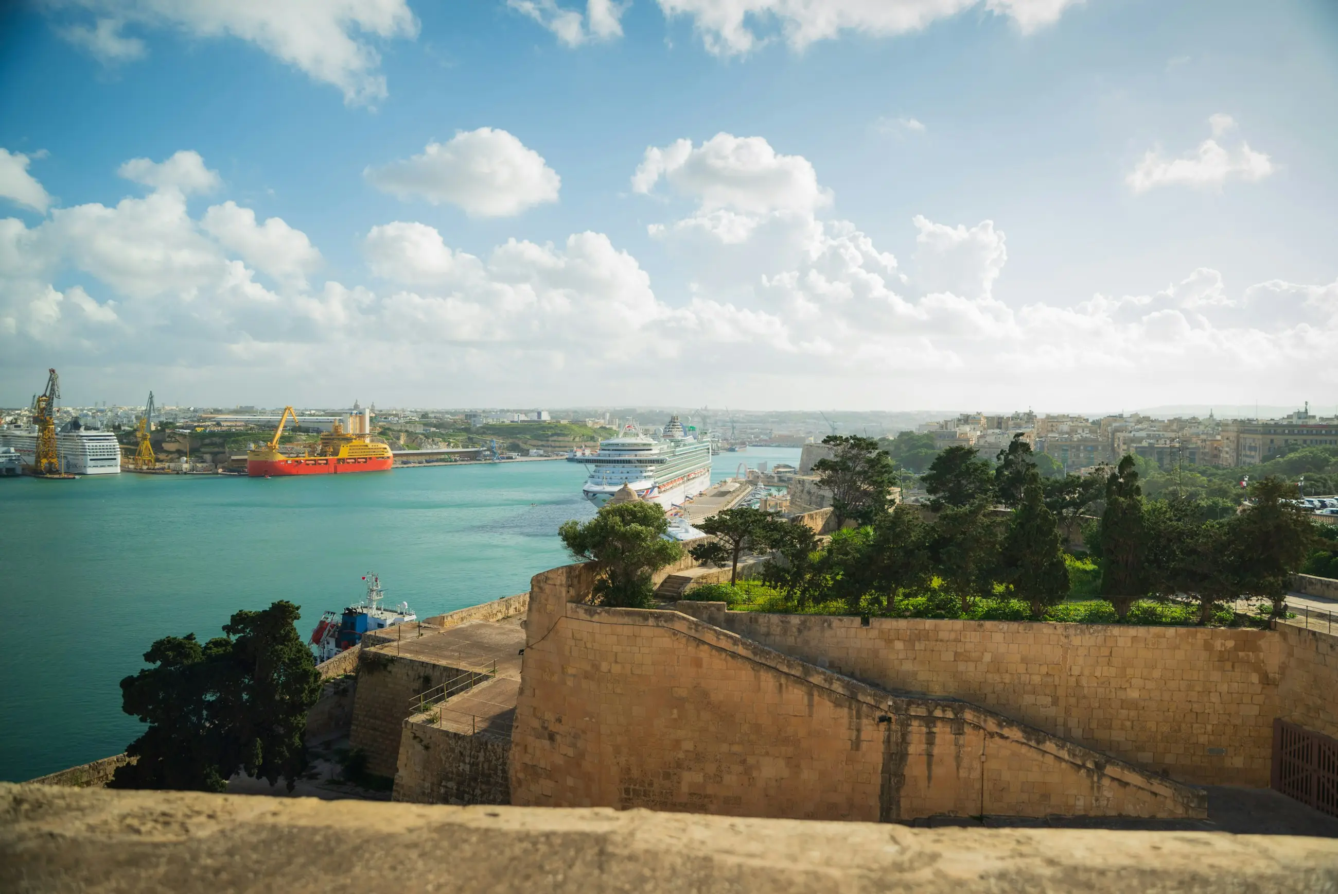 Blick über den Grand Harbour auf die Befestigungen von Valletta