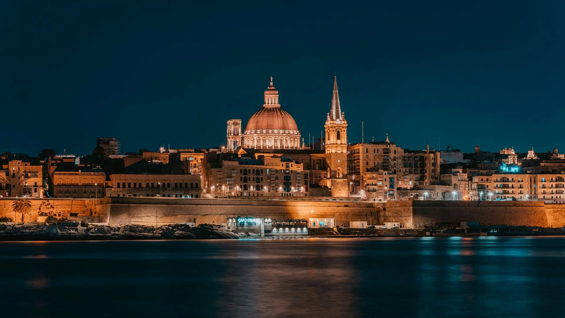Valletta bei Nacht, von der Sliema-Seite aus gesehen