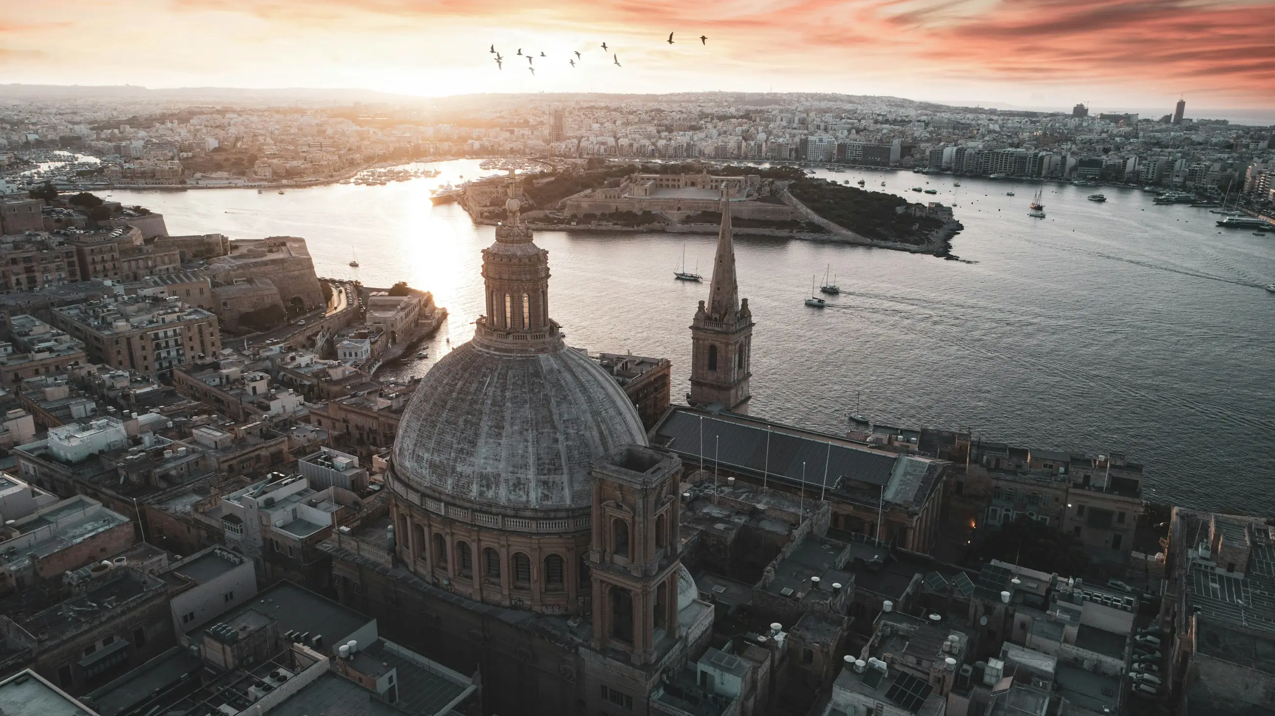 Valletta im Abendlicht mit der Kuppel der Karmeliterkirche über dem Hafen