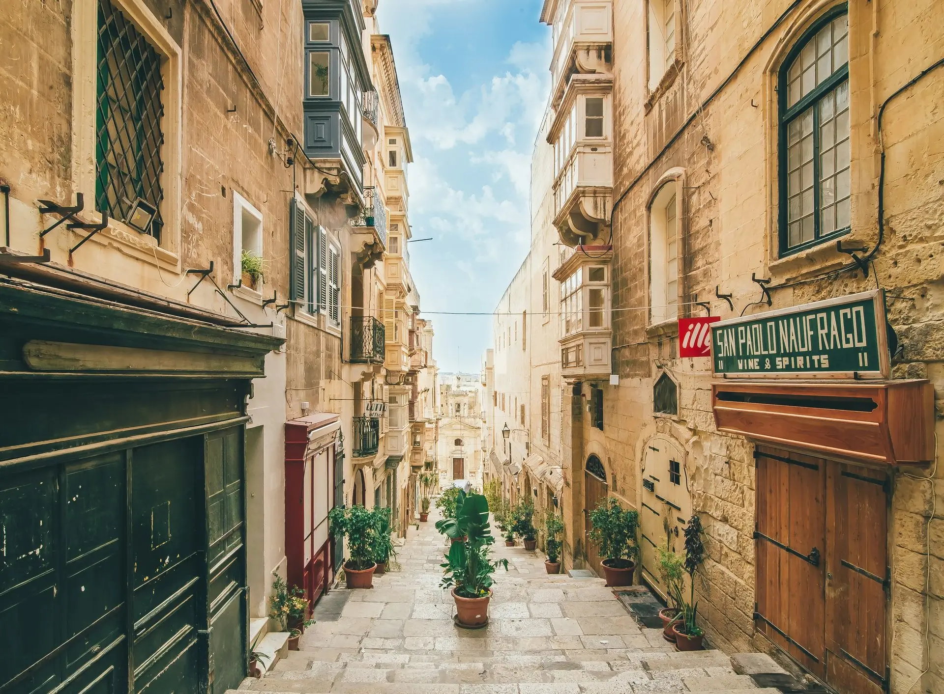 Enge Altstadtgasse in Valletta mit Kalksteinfassaden