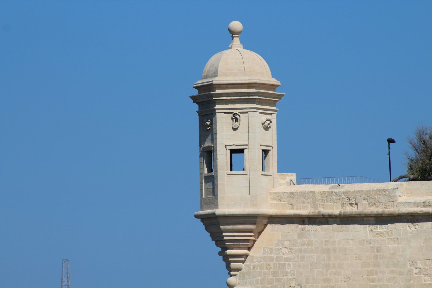 Historischer Wachturm (Vedette) vor blauem Himmel in Malta