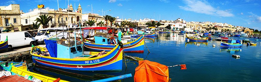 Bunte Fischerboote im Hafen von Marsaxlokk