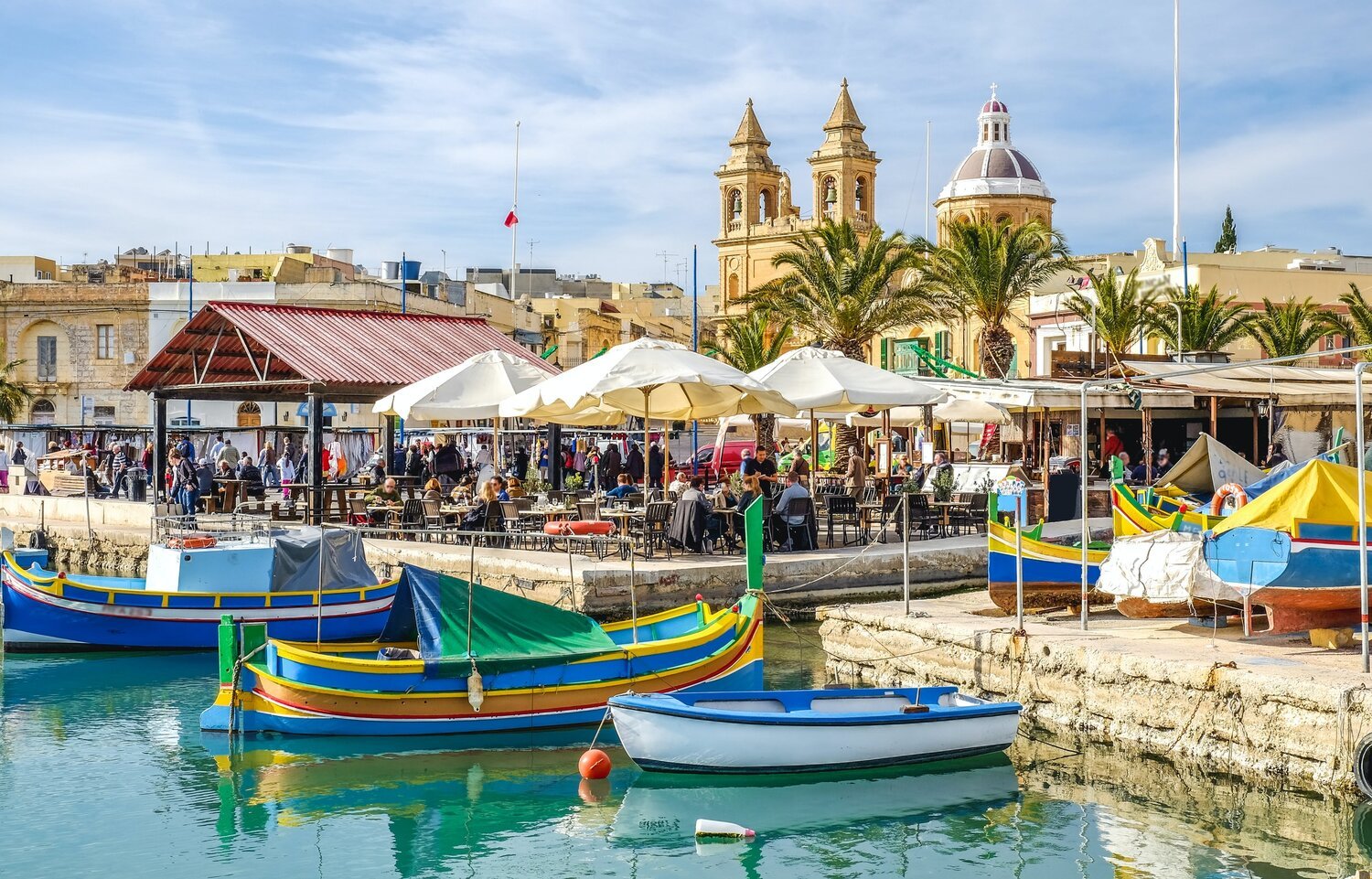 Bunte Fischerboote im Hafen von Marsaxlokk