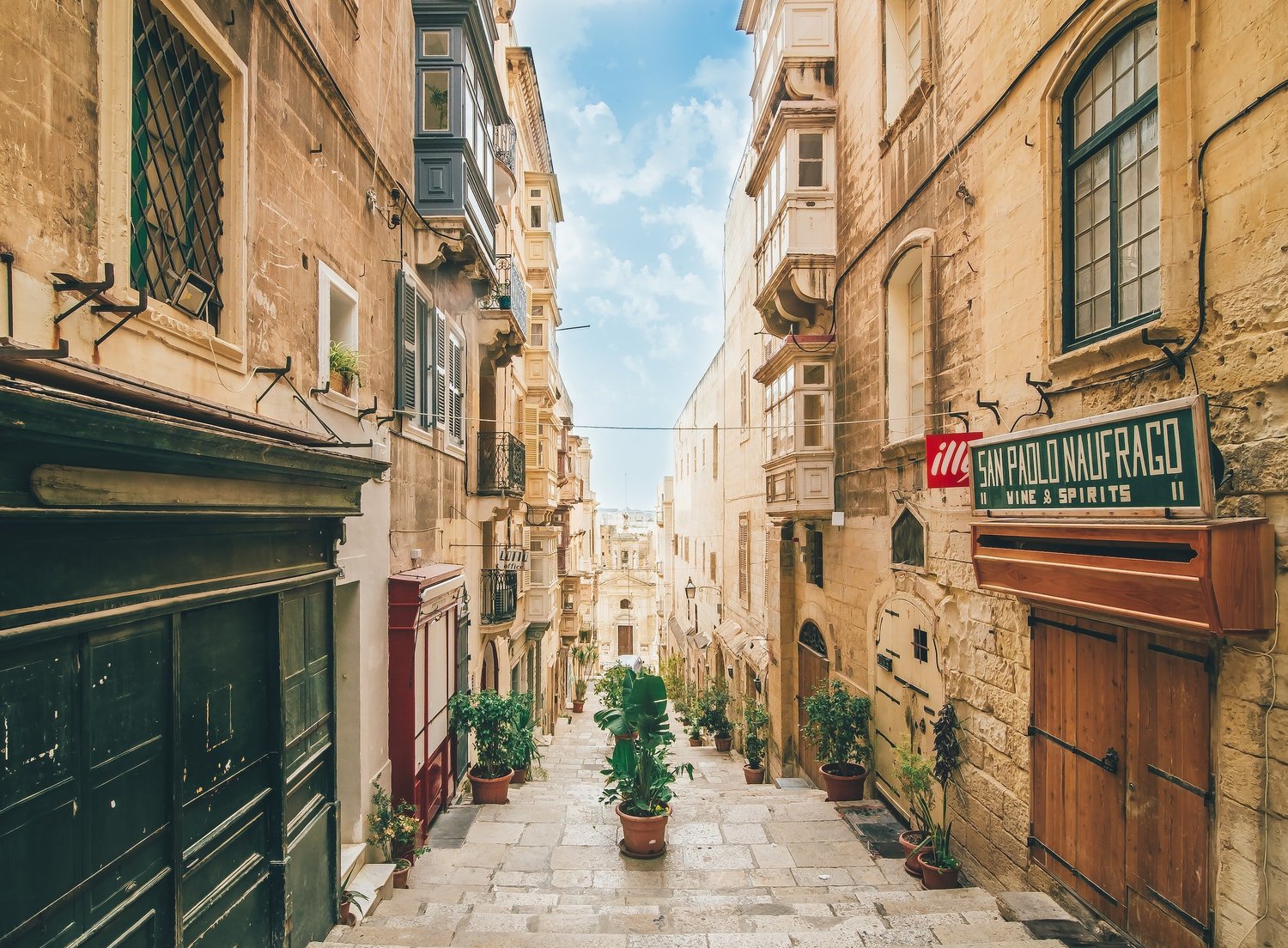 Gasse mit Kalksteinfassaden in Valletta