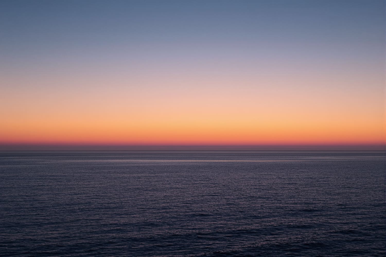 Letztes Abendlicht über ruhiger See