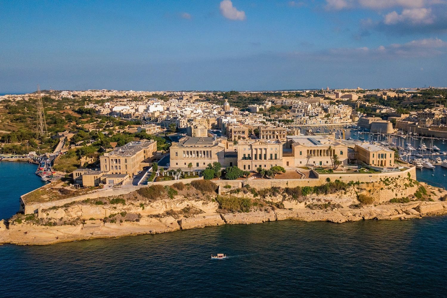 Luftbild der Landzunge von Kalkara mit der Villa Bighi über dem Grand Harbour, dahinter Marina und Häuser