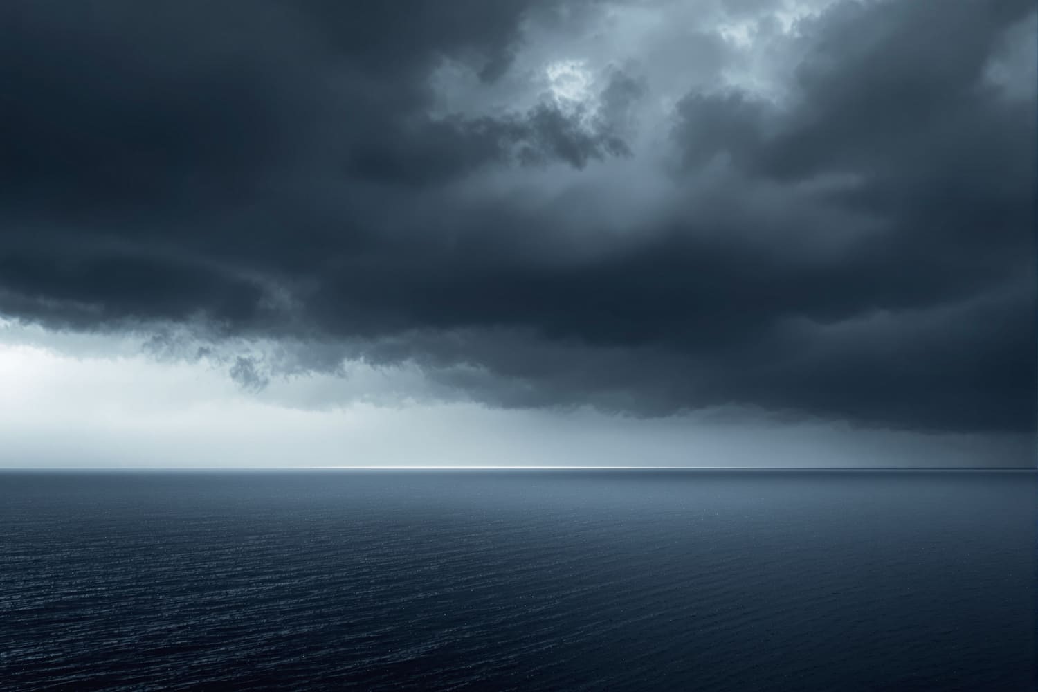 Wetterfront über dunkler See