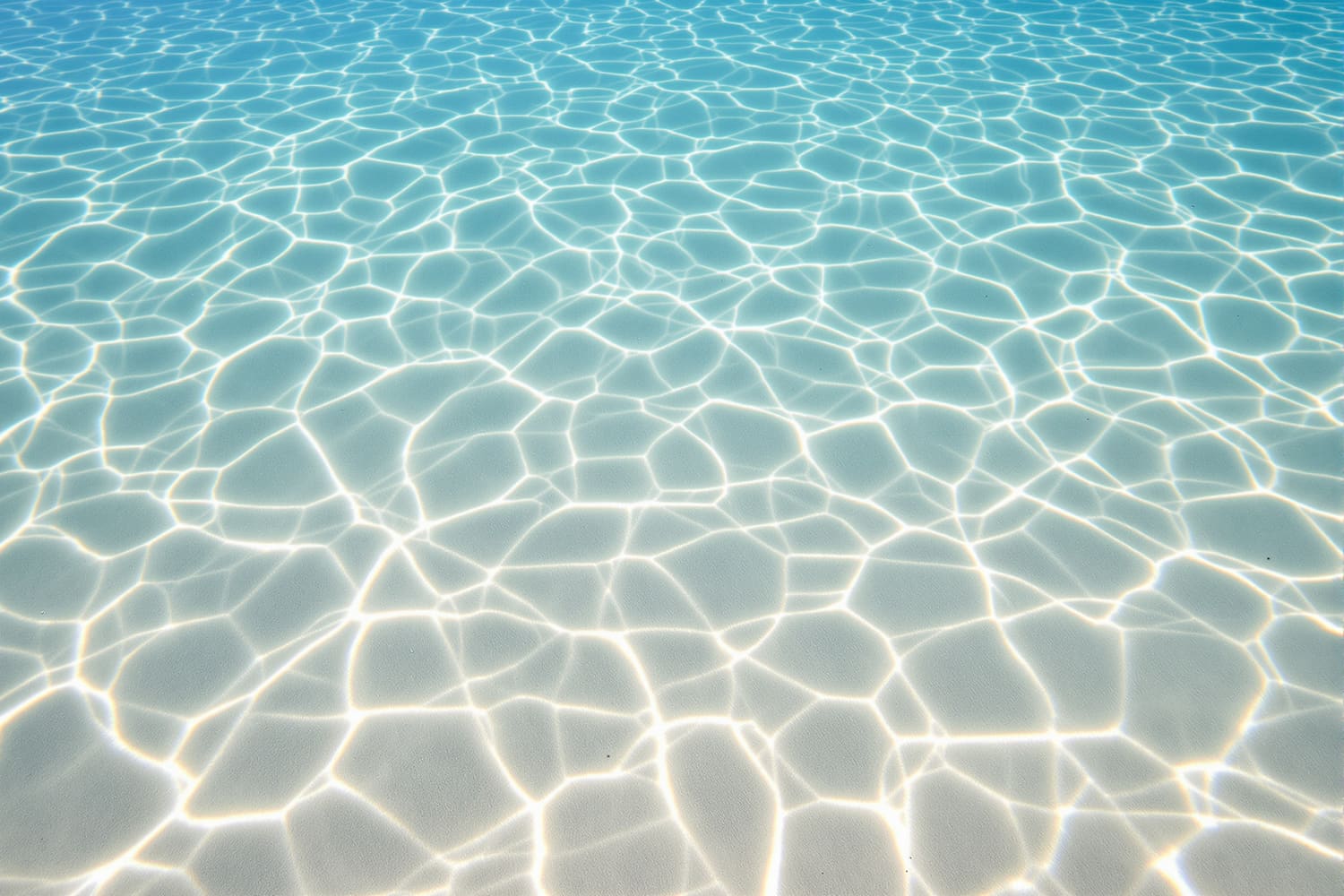 Lichtnetz aus Sonnenstrahlen im Wasser