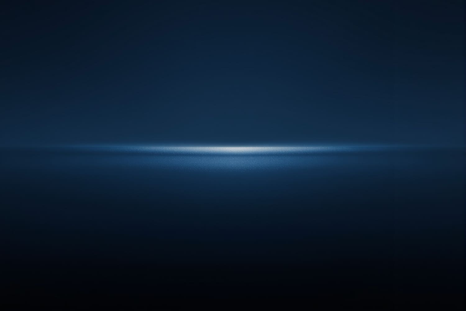 Silbernes Lichtband auf dunkler See