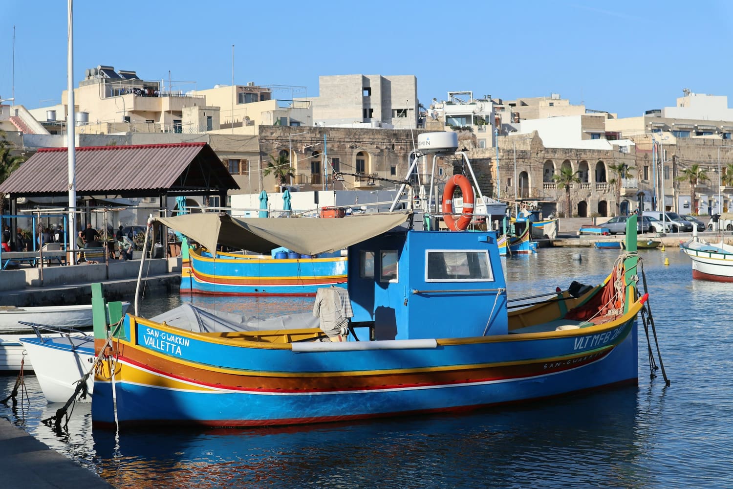 Bunte Fischerboote im Hafen von Marsaxlokk