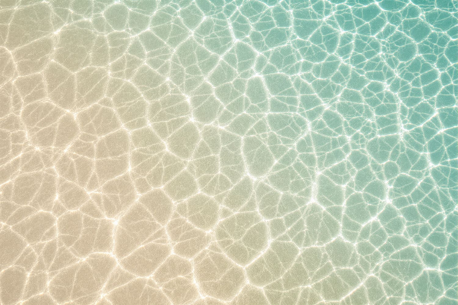 Sonnenlicht in flachem klarem Wasser