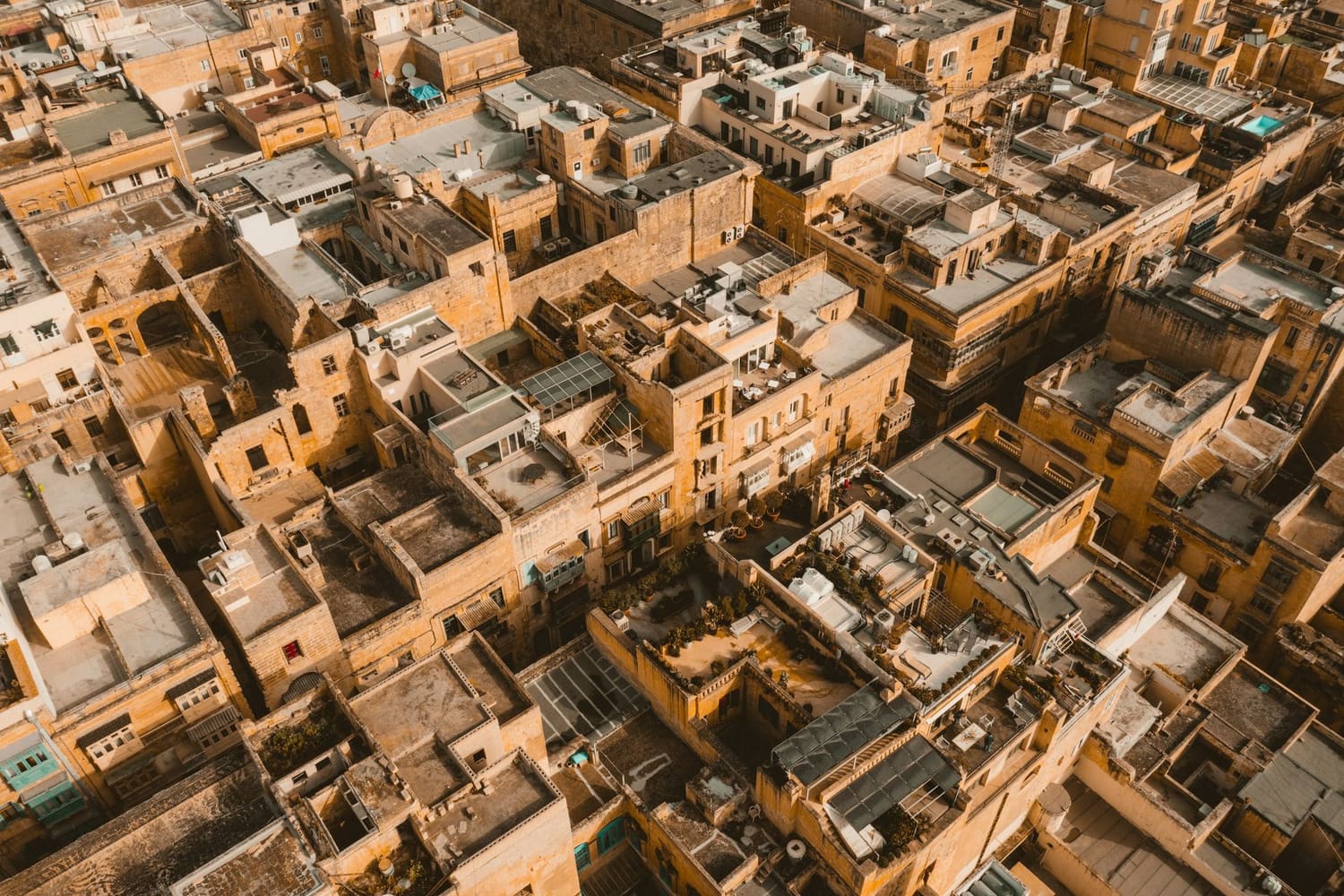 Dicht gedrängte Kalksteindächer einer maltesischen Stadt von oben