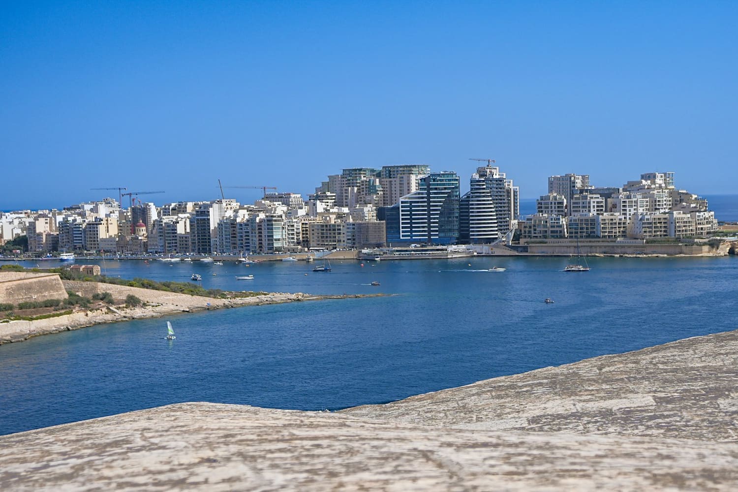 Moderne Wohntürme an der Uferfront von Sliema, von Vallettas Bastionen aus gesehen