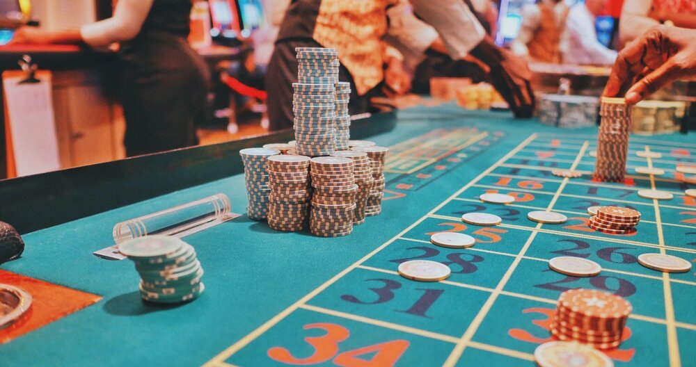 Roulettetisch mit Jetons in einem Casino