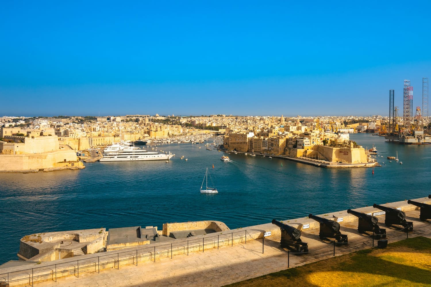 Blick von den Upper Barrakka Gardens auf den Grand Harbour