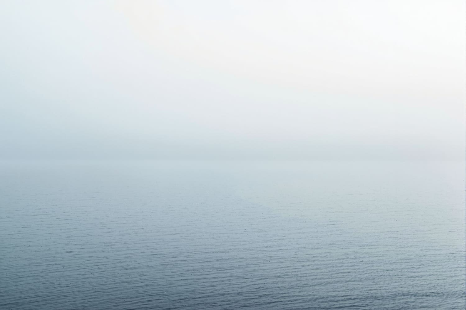 Nebel hebt sich über ruhiger See