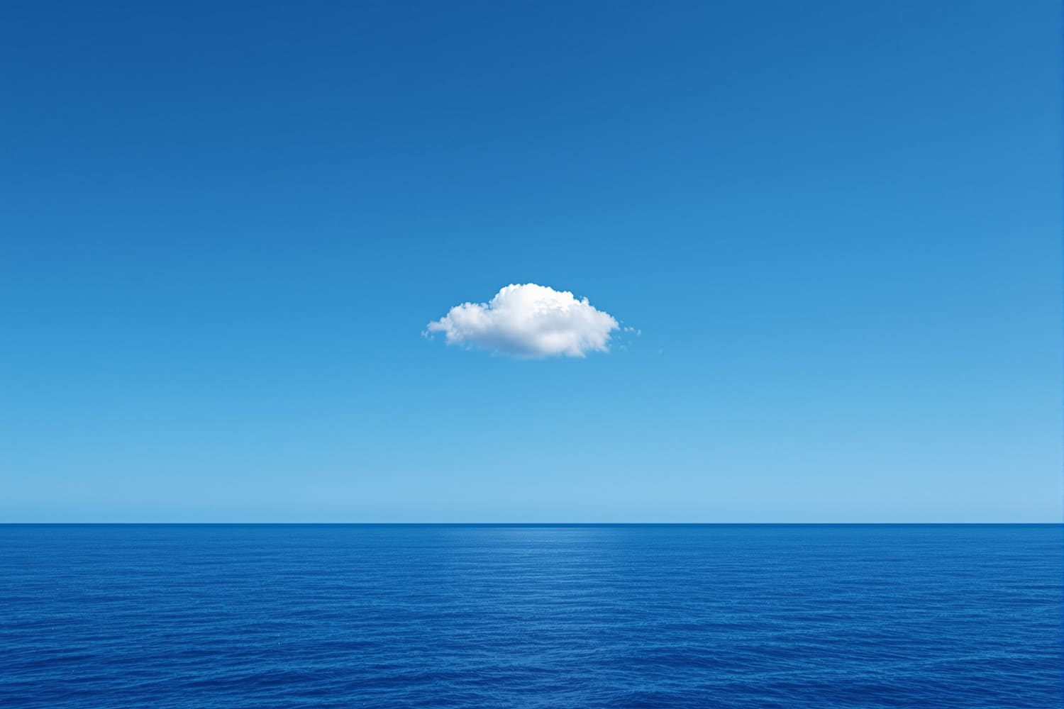 Tiefblauer Sommerhimmel über dem Meer