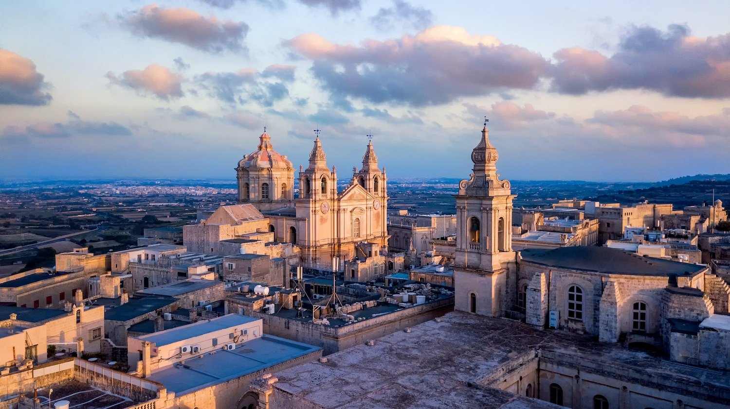 Blick über die Dächer von Mdina mit der St Paul's Cathedral