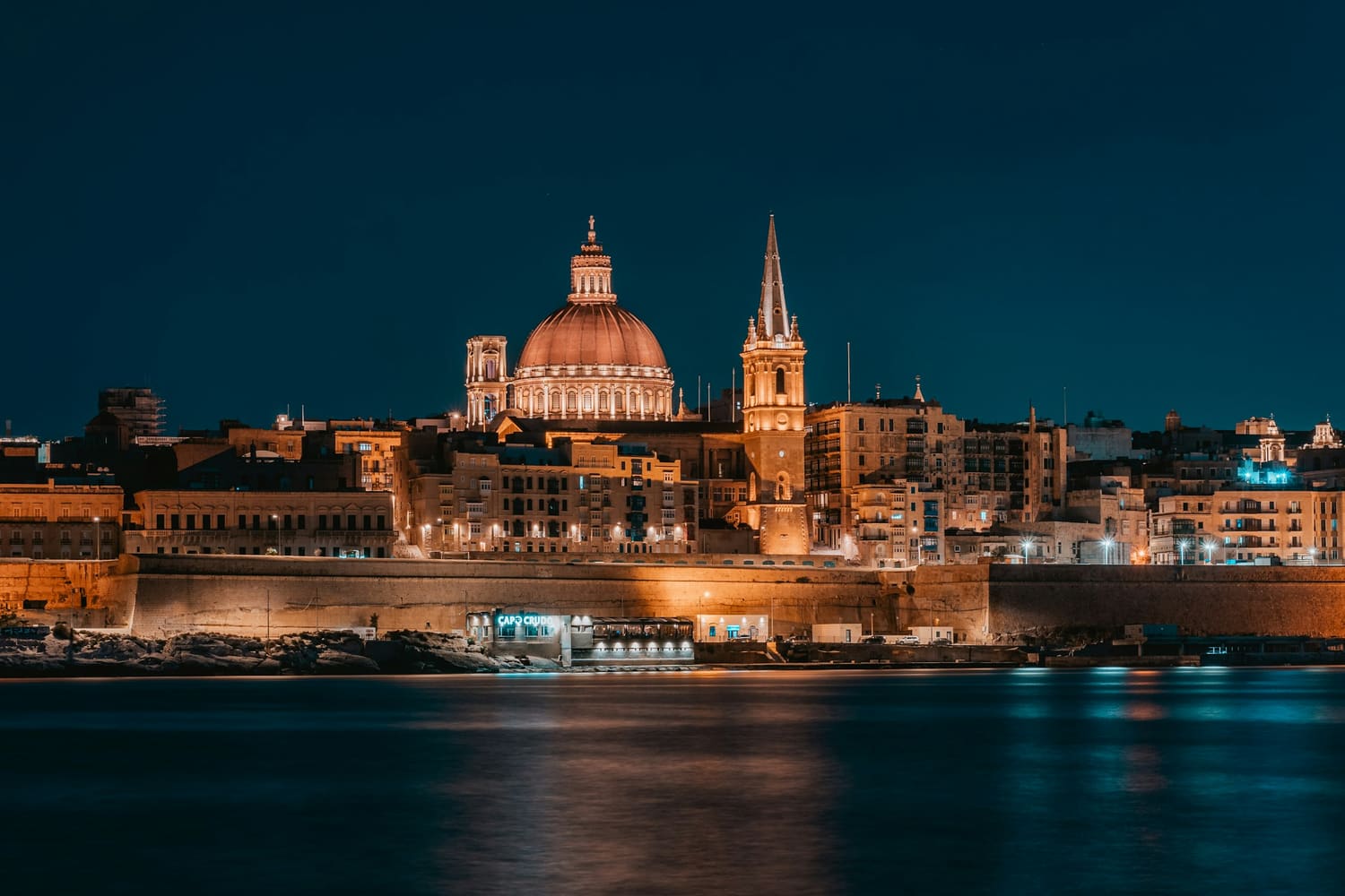 Valletta bei Nacht