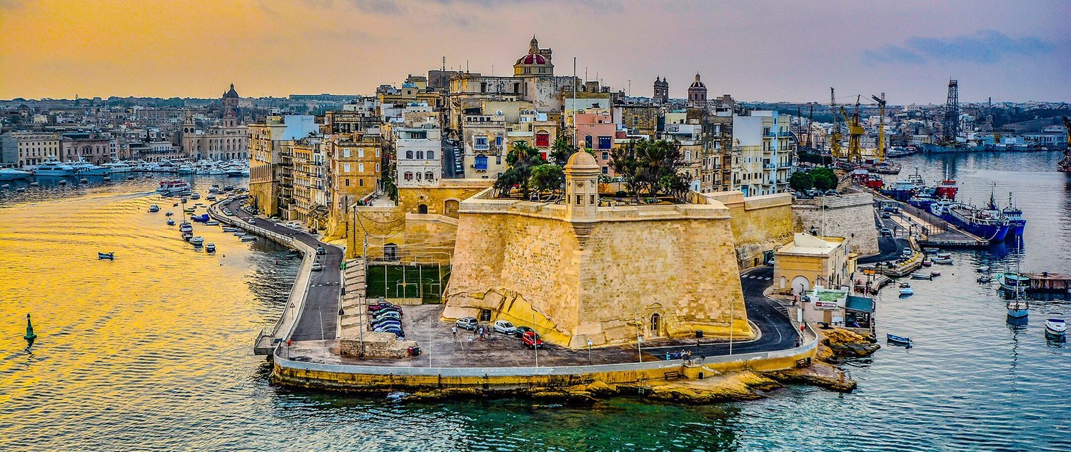 Befestigungsanlagen im Grand Harbour von Malta bei Sonnenuntergang