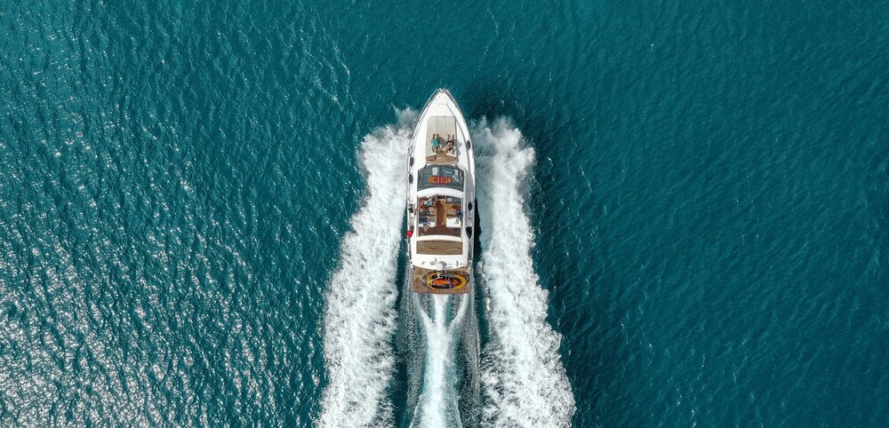 Yacht in Fahrt auf offenem Meer von oben